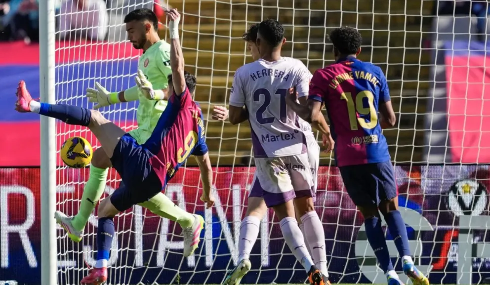 Lewandowski (9) logra rematar de zurda para convertir un gol. Foto: EFE