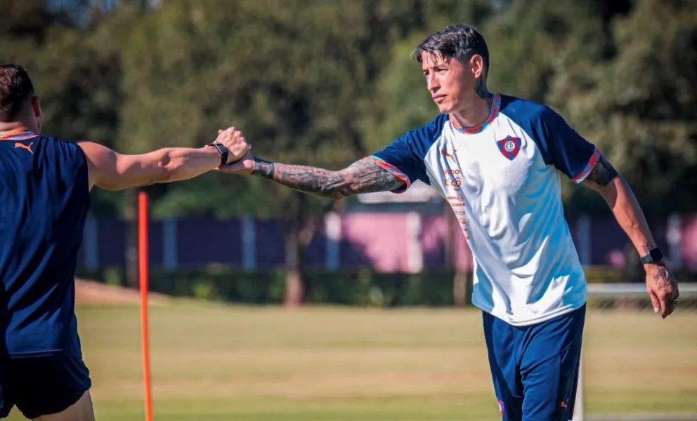 Nelson cabrera saluda a un jugador de Cerro en uno de los entrenamientos. Foto: CP