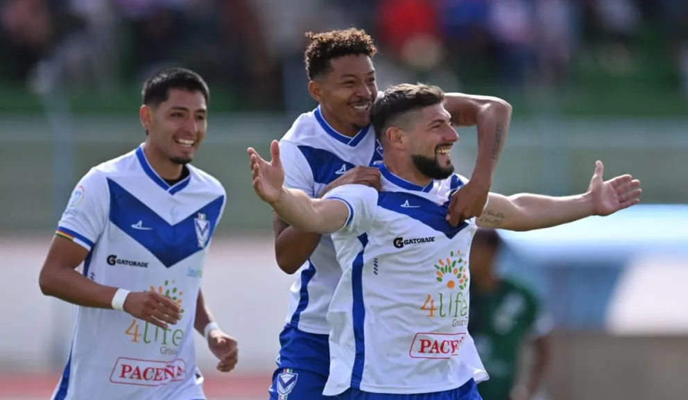 Ezequiel Michelli (der.) es felicitado por sus compañeros luego de anotar el segundo gol de su equipo. Foto: Agencia Marka Registrada. 