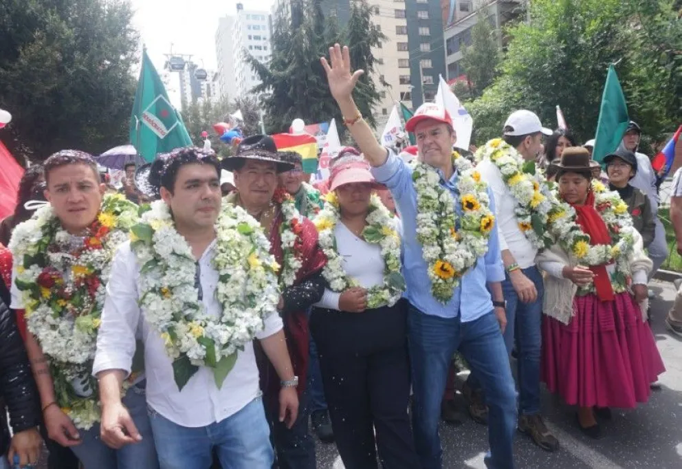 Cusi junto a Tuto Quiroga, entre otros, en la caminata en la ciudad de La Paz. Foto: APG