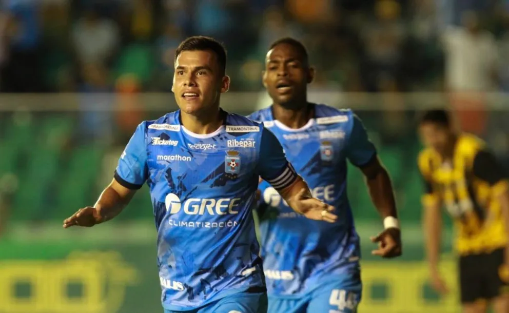 Moisés Villarroel celebra su gol y Marc Enoumba se acerca para felicitarlo. Foto: APG 