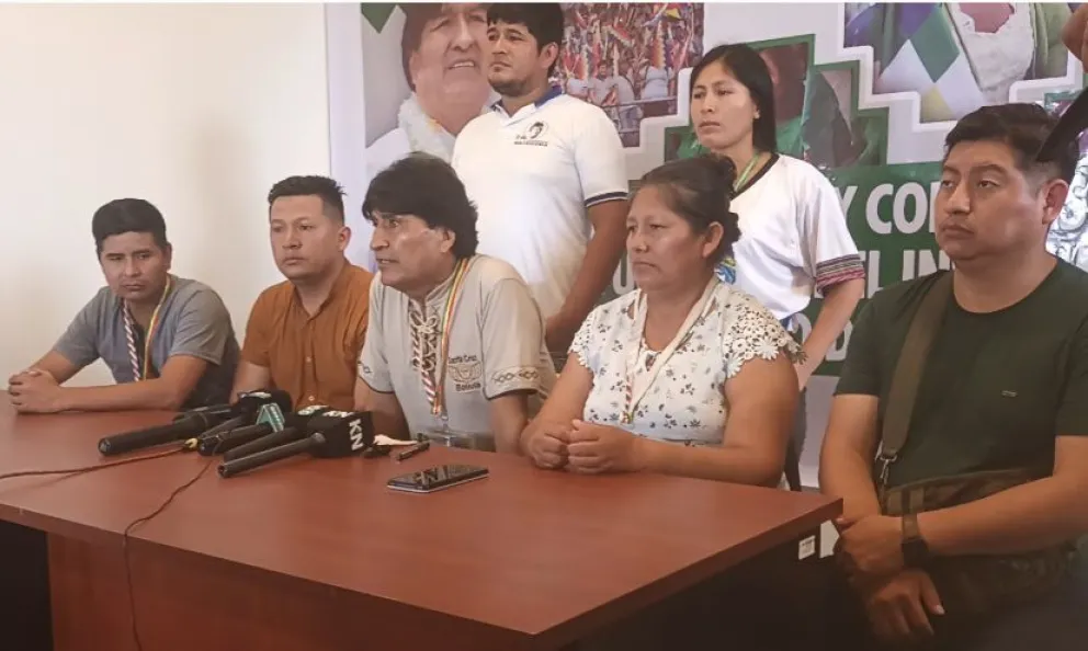 Evo Morales y otros dirigentes, el domingo  en conferencia de prensa. FOTO: Radio  Kawsachun Coca
