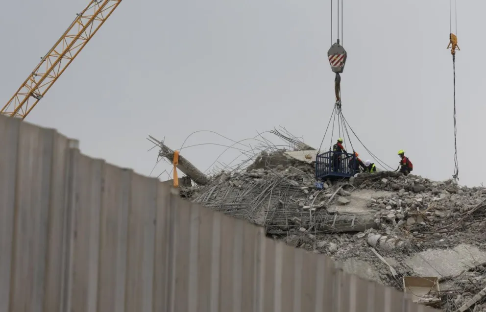 De momento, los equipos de emergencia han recobrado en este lugar 11 cadáveres. Foto: EFE