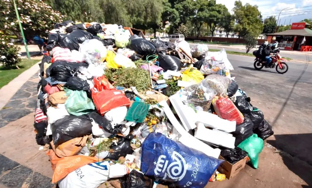 Basura acumulada en la avenida Humboldt de Cochabamba. Foto: Opinión