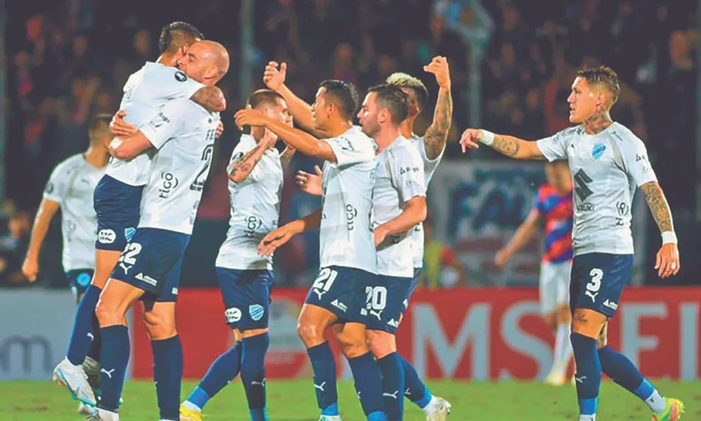 Los jugadores de la Academia celebran uno de los cuatro goles que le hicieron a Cerro Porteño en Paraguay, por la Copa de 2023. Foto: Archivo EFE.