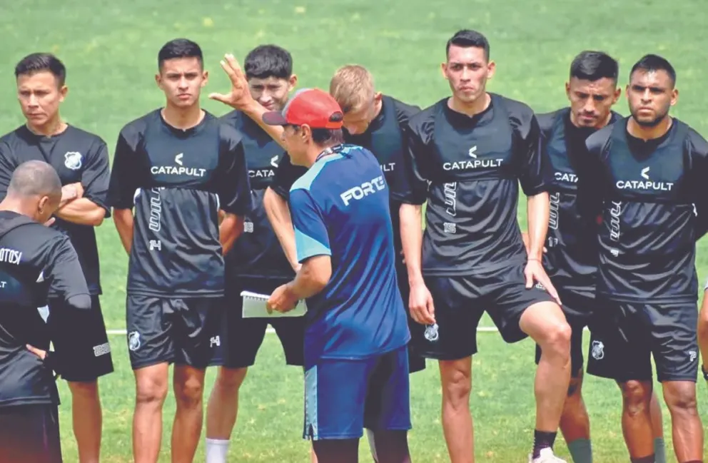 El entrenador César Vigevani da una charla técnica a sus dirigidos. Foto: Nacional Potosí.