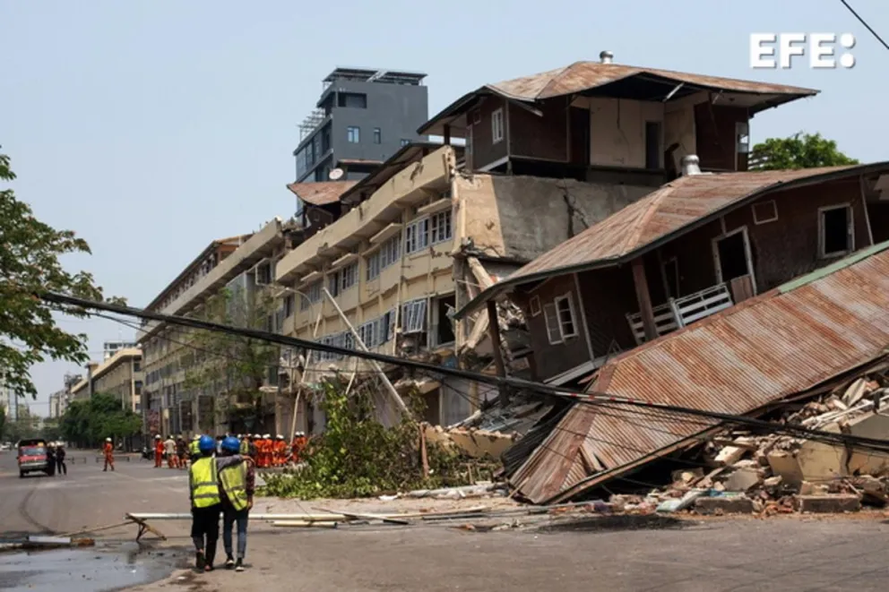 Rescatistas observan un edificio derrumbado por el terremoto en Mandalay, Birmania. Foto: EFE