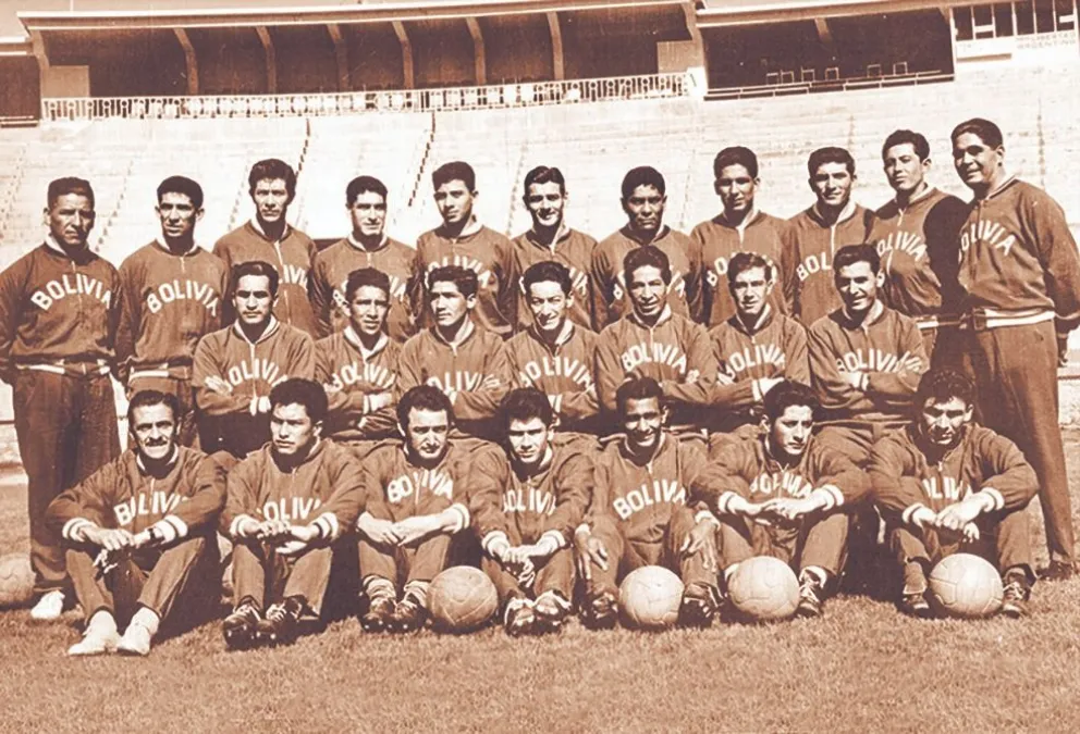 La plantilla de jugadores que conquistó el título del Sudamericano de 1963, organizado en Bolivia. Foto: 50 años de la Epopeya.