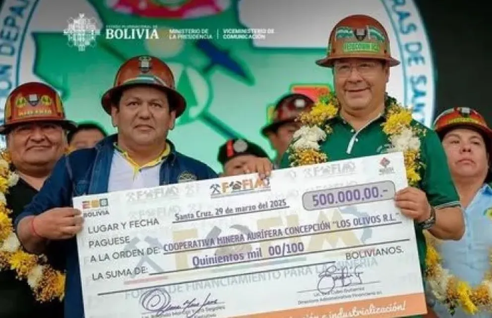 El presidente Luis Arce, en la entrega del primer crédito del Fofim a una cooperativa de Santa Cruz. Foto: Gobierno