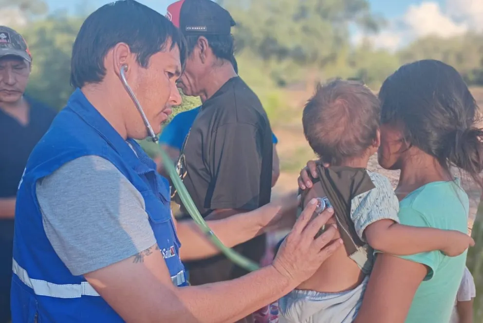 Un brigadista atiende a un niño en una población afectada por las lluvias. Foto: Ministerio de Salud