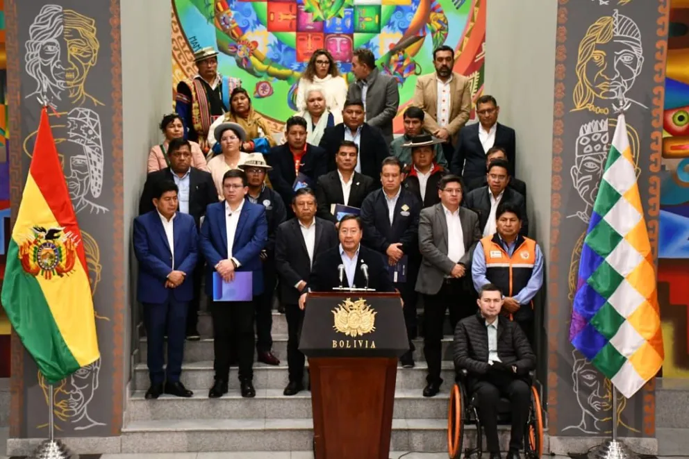 El presidente Luis Arce y los integrantes del Consejo Nacional de Autonomías, al término de la sesión de este lunes. Foto: APG