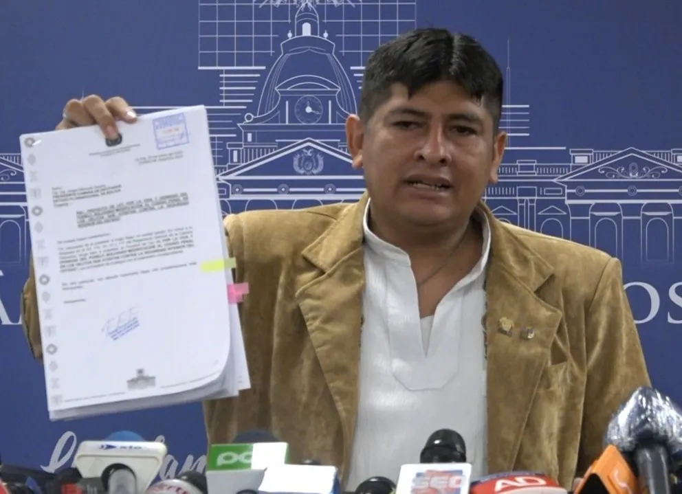 El diputado Cuéllar, en conferencia de prensa. Foto: RTP