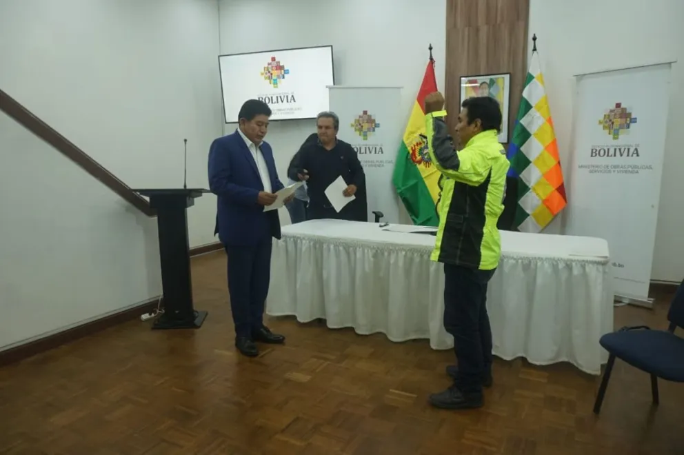 El ministro de Obras Püblicas, Édgar Montaño, toma juramento a Julián Nicolás Toledo, como presidente de la ABC. Foto: APG