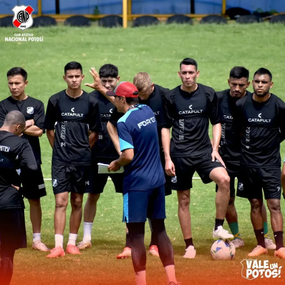 El técnico César Vigevani da instrucciones a sus dirigidos. Foto: Nacional Potosí.