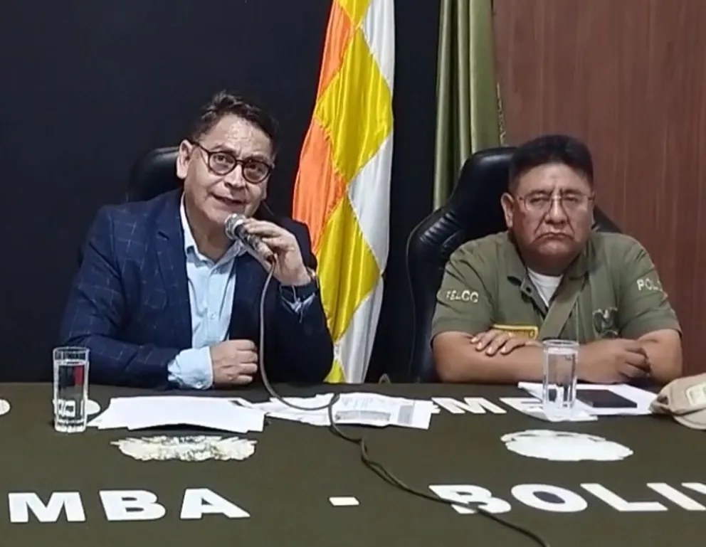 El viceministro de Régimen Interior y Policía, Jhonny Aguilera (izq) en rueda de prensa, esta tarde. Foto: Captura de video
