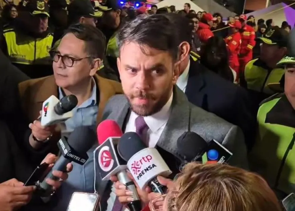 El ministro de Gobierno, Eduardo Del Castillo, en contacto con la prensa. Foto: captura