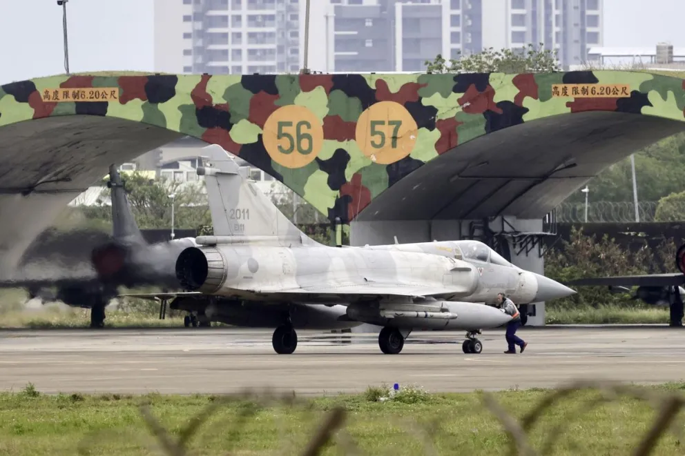 Personal de la Fuerza Aérea de Taiwán realiza inspecciones previas al vuelo en los cazas Mirage 2000. Foto: EFE