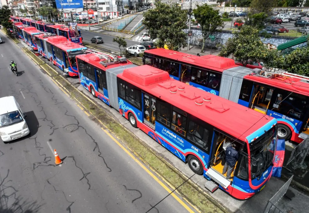 La nueva flota de trolebuses 100 % eléctricos en una calle de Quito. Foto: EFE / Municipio de Quito