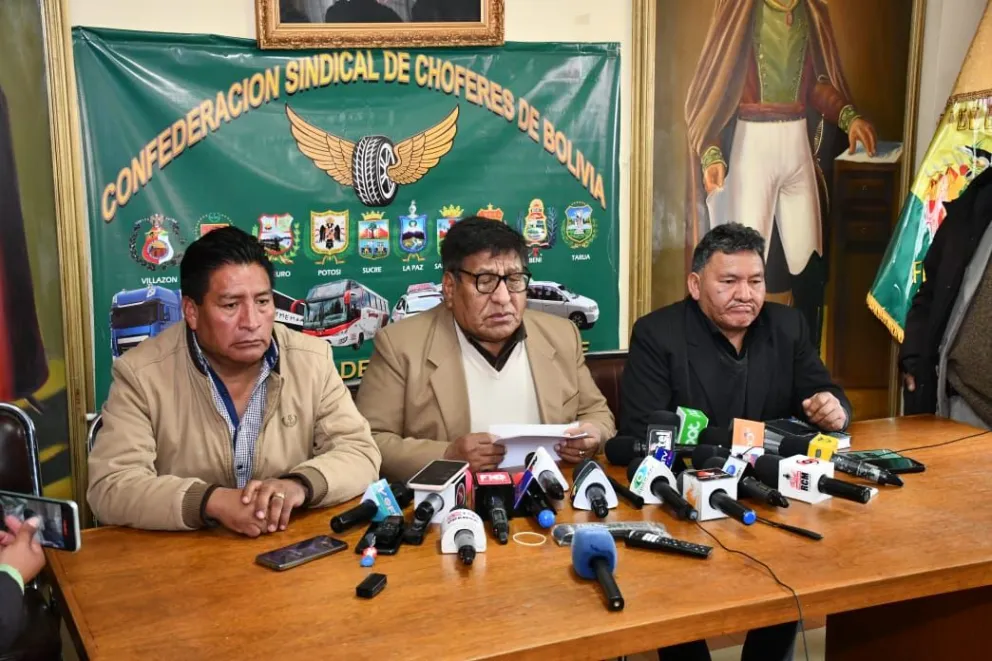 Lucio Gómez y otros dirigentes de la Confederación Sindical de Chóferes de Bolivia durante el anuncio. Foto: APG