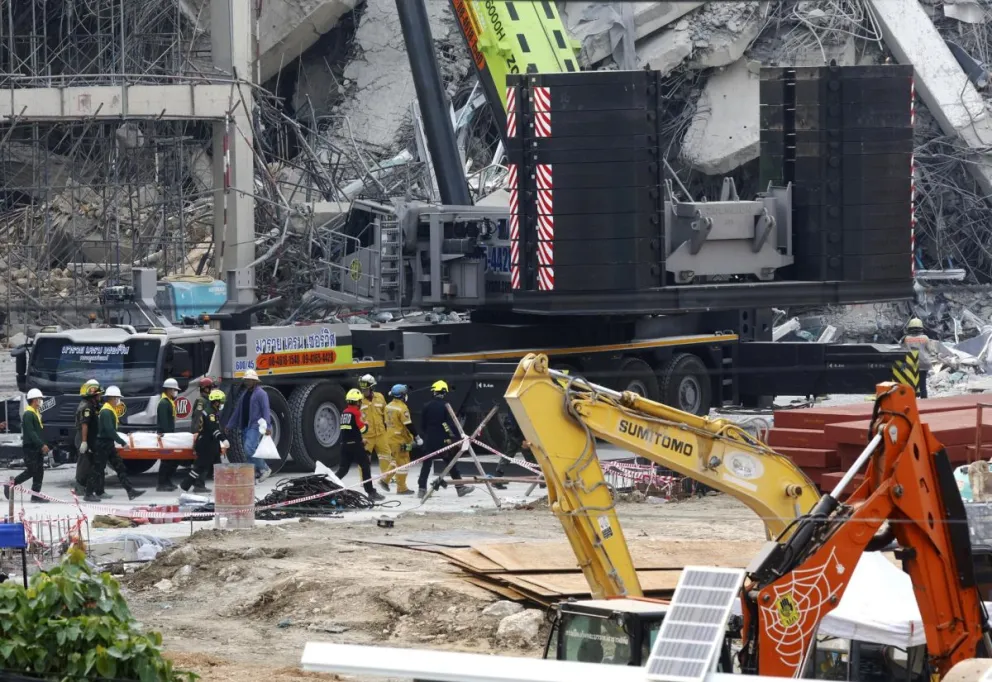 Equipos de rescate transportan el cuerpo de una víctima recuperado del lugar de un edificio que se derrumbó tras un terremoto en Bangkok. Foto: EFE