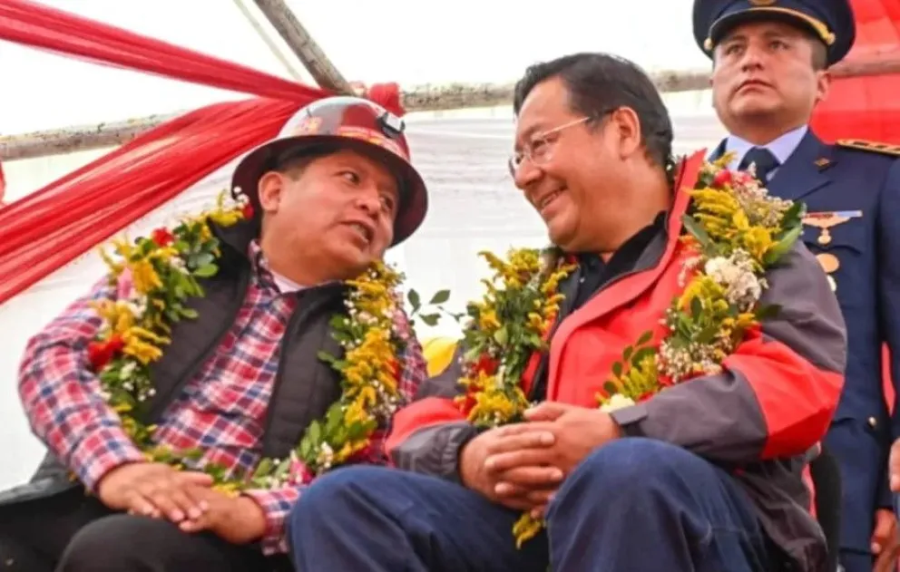 El actual ejecutivo de la COB, Juan Carlos Huarachi, con el presidente Luis Arce en la entrega de una obra. Foto: APG