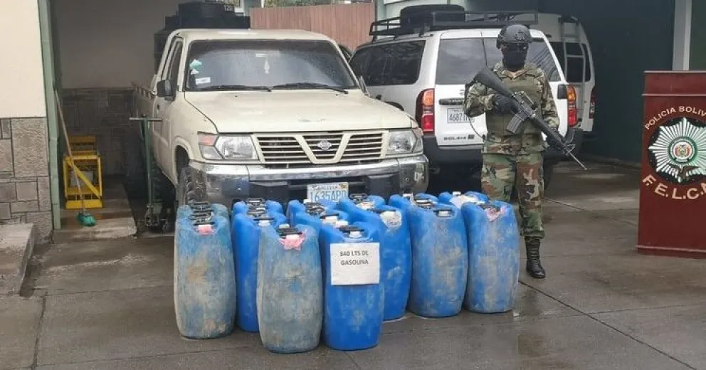 El vehículo y los bidones con gasolina que fueron decomisados. Foto: Periódico Hoy Bolivia