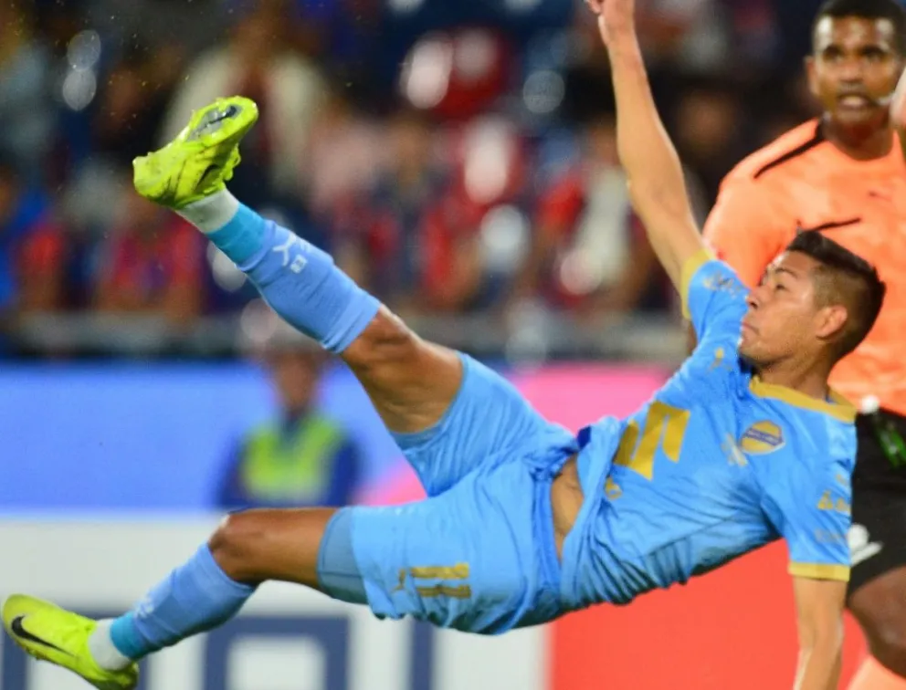 Vaca ya sacó la tijera que terminó en el primer tanto de los celestes. Foto. Conmebol