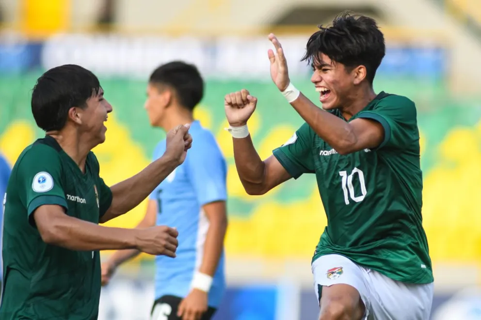 Manuel Maraude )der.) celebra con unos de sus compañeros el gol de la victoria. Foto: FBF