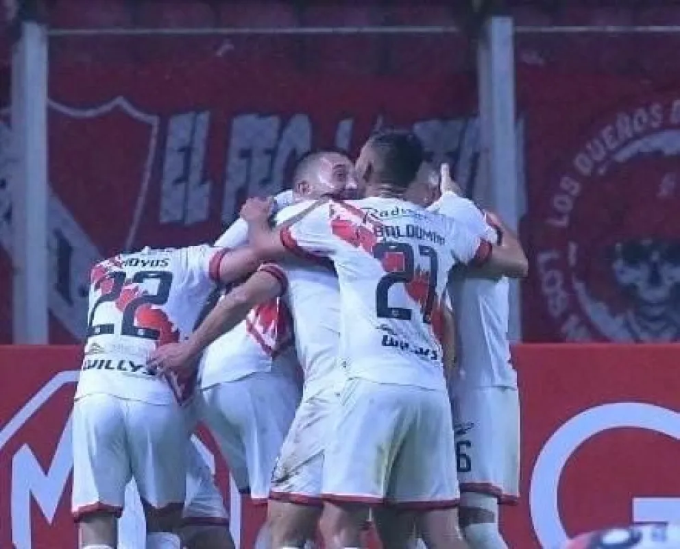 celebran los jugadores de Nacional Potosí el gol convertido por Ábrego. Foto: APG