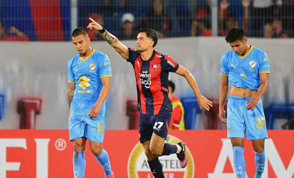 Torres celebra uno de sus tres goles ante la tristeza de Matheus (izq.) y Rocha. Foto: Conmebol.
