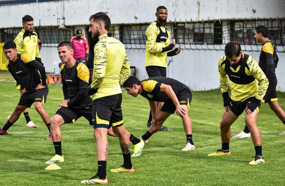 Jugadores de The Strongest en un entrenamiento en Achumani. Moriceau aparece a la derecha. Foto: club The Strongest