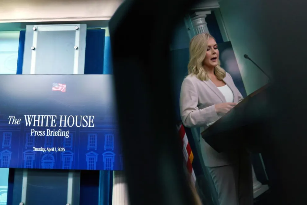 La portavoz de la Casa Blanca, Karoline Leavitt, habla este martes, 1 de abril, durante su conferencia de prensa diaria. Foto: EFE