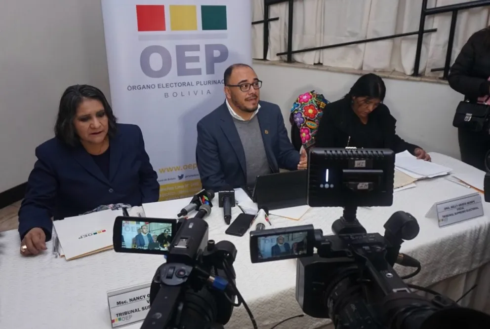 El vocal del TSE, Gustavo Ávila, cuando se socializaron las circunscripciones. Foto: APG