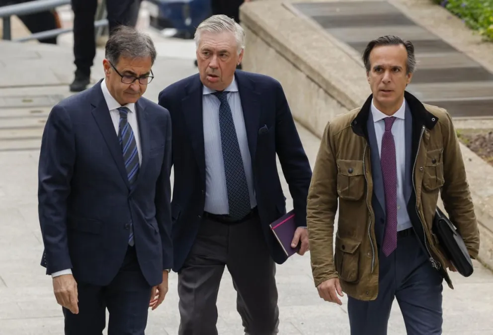 Carlo Ancelotti (centro), el DT del Madrid, llega junto a sus abogados a la Audiencia Provincial de Madrid. Foto: EFE