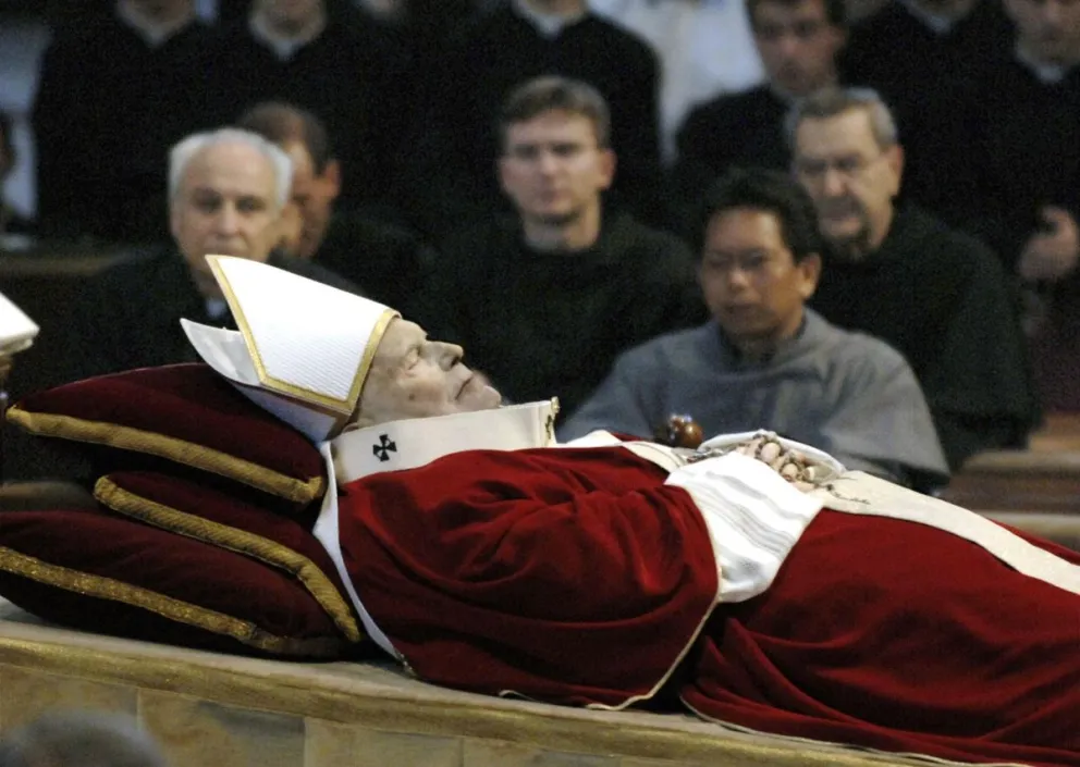 Una imagen de archivo de fieles que observan el cadáver del Papa Juan Pablo II. Foto: EFE  