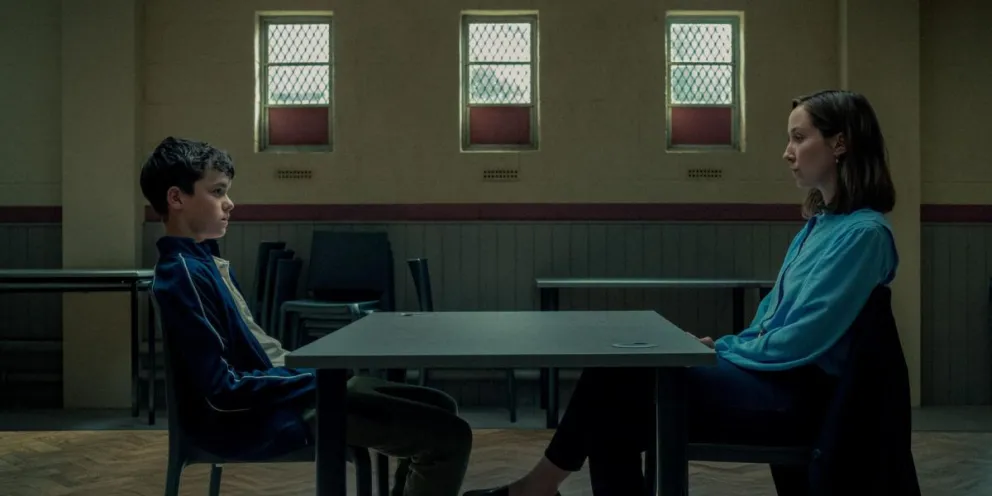 Una escena de la serie, donde aparecen los actores Owen Cooper, como Jamie Miller, y Erin Doherty, como Briony Ariston. Foto: EFE / Netflix