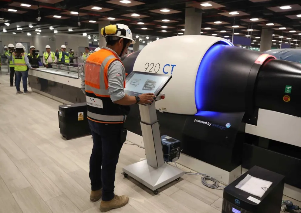 Un trabajador revisa una pantalla de la nueva terminal aérea internacional de Lima. Foto: EFE