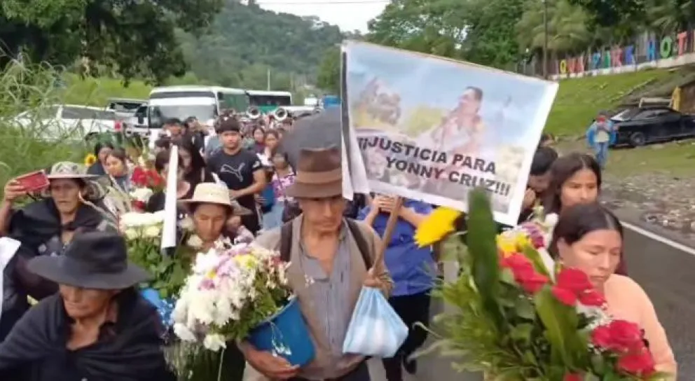 Familiares y amigos despiden al dirigente cocalero Jhonny Cruz. Foto: Somos Pueblo