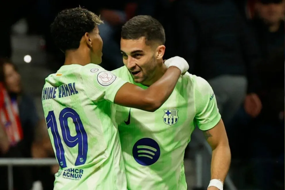 Ferran Torres (der.), autor del gol de la victoria, es felicitado por Lamine Yamal. Foto: EFE