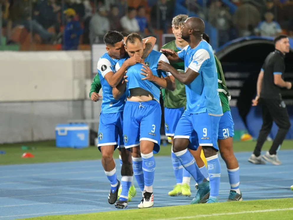 El festejo de los jugadores cochabambinos en el estadio Félix Capriles. Foto: APG