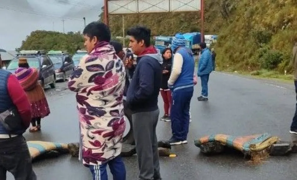 Bloqueo en una ruta a Yungas, en La Paz. Foto: Tele 15 Caranavi
