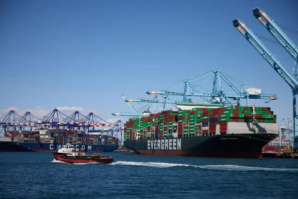 Barcos descargan contenedores de carga en el Puerto de Los Ángeles en Los Ángeles, California. Foto: EFE