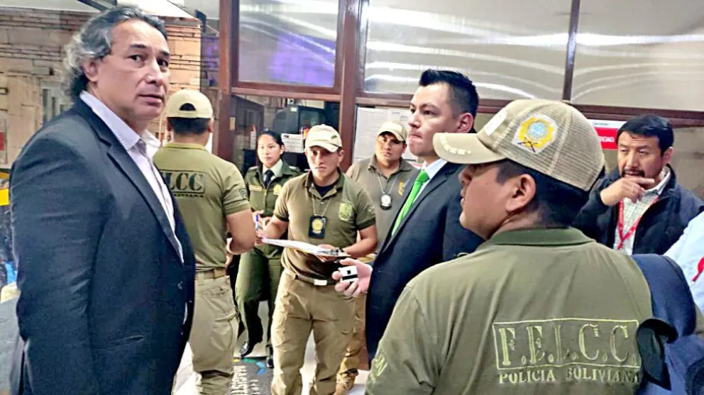 El fiscal asignado al caso (der) y los policías de la Felcc cuando iniciaban el allanamiento en oficinas del Consejo de la Magistratura, en Sucre. Foto: Correo del Sur