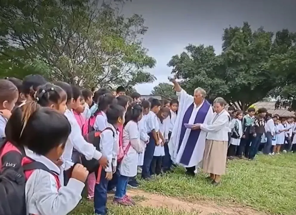 Una de las misas celebrada con estudiantes de la Unidad Educativa de Loma Blanca, en el municipio Cabezas de Santa Cruz. Foto: Radio Actualidad.