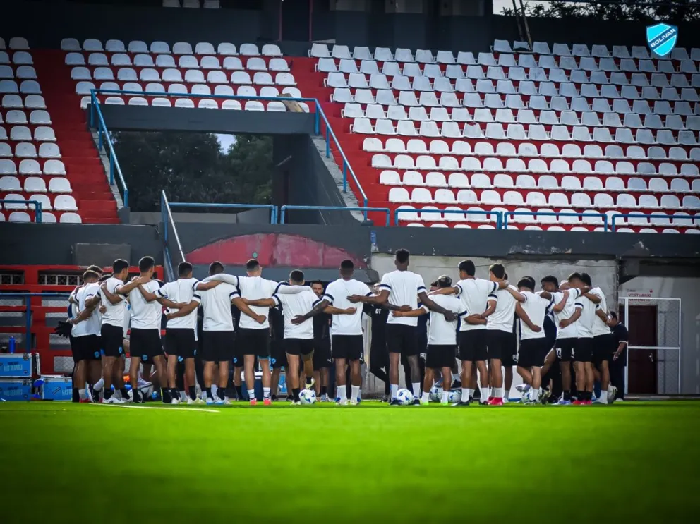 El primer plantel celeste durante su entrenamiento del miércoles en Paraguay. Foto: Club Bolívar.