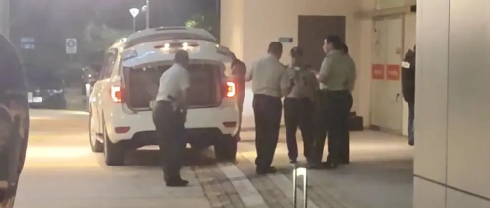 La Policía realizó las pericias en el vehículo donde estaban las víctimas. Foto: Unitel