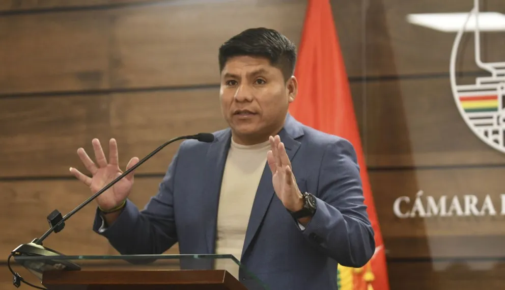 El senador Loza, en un contacto con la prensa. Foto: APG 