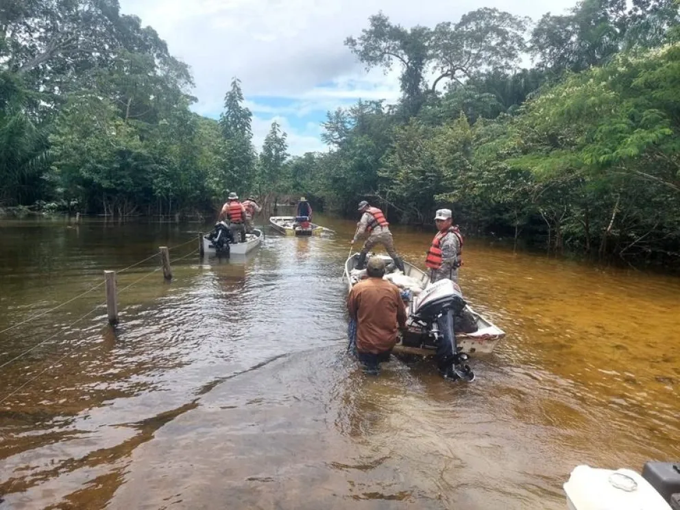 Las lluvias e inundaciones afectan a Bolivia y los uniformados salen a rescatar a los afectados: Foto: Abi
