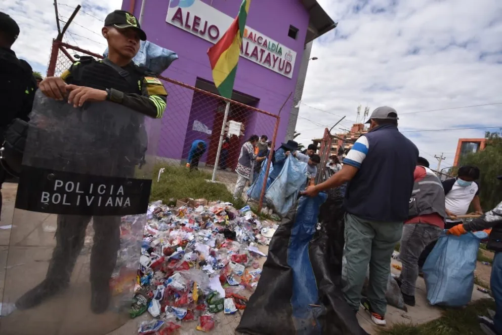 Vecinos del distrito 8 echaron basura en la subalcaldia. Foto: APG