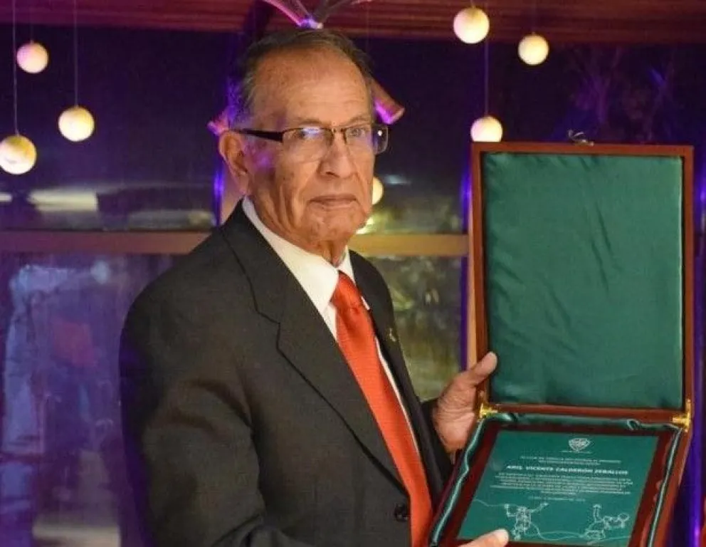 Vicente Calderón con la distinción que recibió en marzo de 2023. Foto: Club de Tenis La Paz.